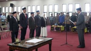 Bupati-Sumbawa-saat-melantik-Ketua-Baznas.jpg