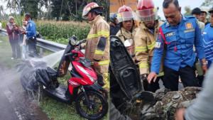 Damkar-Lombok-Barat-saat-memadamkan-motor-yang-terbakar.jpg