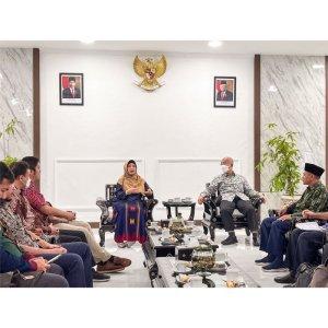 Hj-Sitti-Rohmi-Dajlilah-ketika-menerima-silahturrahim-KNEKS.jpg
