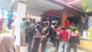 IMM-Cabang-Bima-Demo-Harga-Jagung-Kecewa-Tak-Bertemu-Ketua-DPRD-hingga-Kaca-Ruang-Rapat-Pecah.jpg