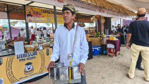 Irfan-Jayadi-penjual-gula-gending-di-sirkuit-Mandalika.jpg