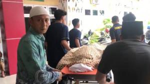 Jasad-Nurminah-saat-dibawa-keluar-dari-RS-Bhayangkara-usai-dilakukan-otopsi.jpg