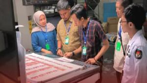 KPU-Kabupaten-Bima-bersama-unsur-terkait-saat-monitoring-proses-produksi-surat-suara.jpg