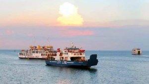 Kapal-ferry-lego-jangkar-di-Pelabuhan-Kayangan.jpg