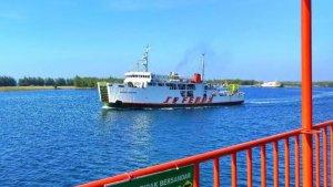 Kapal-ferry-terlihat-melintasi-perairan-di-pelabuhan-Kayangan.jpg