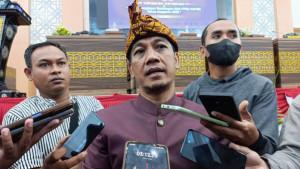 Ketua-DPRD-Lombok-Tengah-Lalu-Ramdan-ditemui-awak-media.jpg