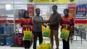 Ketua-Panitia-Acara-GOBES-saat-mengambil-bingkisan-bantuan-dari-Alfamart.jpg