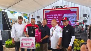 Lalu-Iqbal-bersama-Direktur-Pemasaran-Regional-PT-Pertamina-Patra-Niaga.jpg