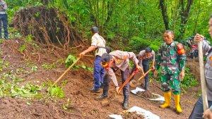 Longsor-di-Sembalun-Tutup-Akses-Jalan-Kapolres-Lombok-Timur-Turun-Lakukan-Pembersihan.jpg