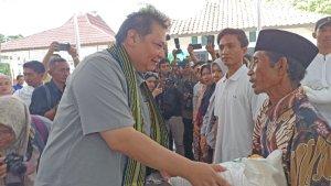 Menko-Perekonomian-Airlangga-Hartarto-Serahkan-Bantuan-Beras-ke-100-Warga-Desa-Kuta-Lombok-Tengah.jpg