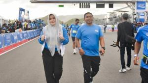 Momen-Wagub-NTB-Indah-Dhamayanti-Putri-tampil-santai-di-Pocasri-Run-2025.jpg