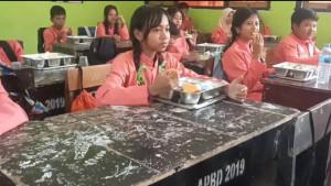 Momen-siswa-siswi-SMP-Negeri-16-Mataram-menyantap-MBG.jpg