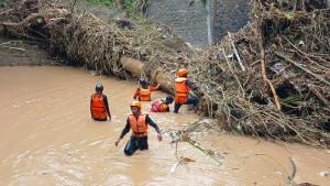 PENCARIAN-KORBAN-BANJIR-11.jpg