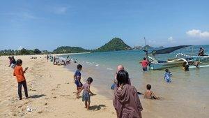 Pantai-Kuta-Mandalika-jadi-salah-satu-destinasi-pilihan-warga-saat-liburan-lebaran-topat.jpg