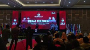 Paslon-Bupati-dan-Wakil-Bupati-Bima-saat-debat-terbuka-di-hotel-Marina-Inn.jpg