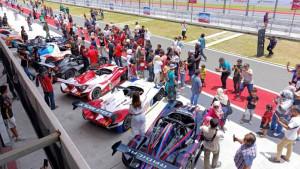 Pembalap-wanita-Amarada-Inne-jadi-rebutan-foto-saat-sesi-pitwalk-Mandalika.jpg
