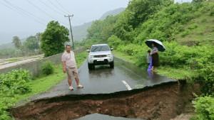 Pengendara-sedang-melihat-ruas-jalan-yang-amblas-di-Sekotong-45.jpg