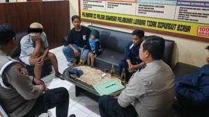 Penumpang-kapal-yang-jatuh-saat-dibawa-ke-Polsek-Lembar.jpg