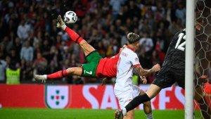 Penyerang-Portugal-Cristiano-Ronaldo-mencetak-gol-kelima-mereka.jpg