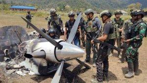 Personel-TNI-Polri-tiba-di-lokasi-kejadian-pembakaran-pesawat-Susi-Air-di-Distrik-Paro.jpg