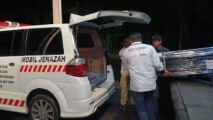 Peti-jenazah-Muhammad-Kaharudin-saat-dimasukkan-kedalam-mobil-jenazah.jpg