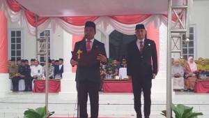 Pj-Walikota-Bima-Mukhtar-saat-membacakan-naskah-pidato-di-Lapangan-Upacara-Pemkot-Bima.jpg