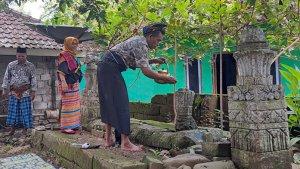 Prosesi-pencucian-baru-nisan-di-Makam-Nyalak.jpg