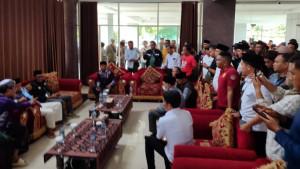 Ratusan-massa-berdatangan-ke-Asrama-Haji-NTB.jpg