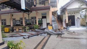 Rumah-rusak-akibat-angin-kencang-di-KSB.jpg