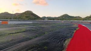 Rumput-di-Sirkuit-Mandalika-yang-ditutup.jpg