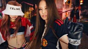 Scene-saat-Jennie-mengenakan-jersey-MU.jpg