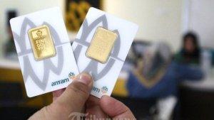 Seorang-konsumen-memperlihatkan-emas-batangan.jpg