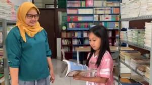 Seorang-siswa-SD-3-Bahasa-Budi-Luhur-saat-sedang-melihat-buku.jpg