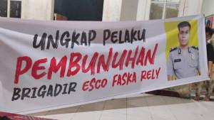 Spanduk-pengusutan-kasus-kematian-Brigadir-Esco.jpg