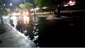 Terlihat-genangan-banjir-disepanjang-jalan-lingkar-selatan-menuju-Loang-baloq.jpg