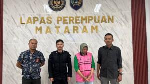 Tersangka-Baiq-Mahyuniati-saat-di-serahkan-ke-Lapas-Perempuan-Mataram.jpg