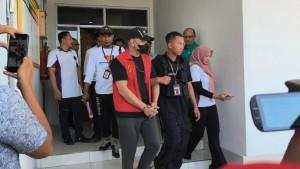 Tersangka-Kompol-Yogi-saat-dibawa-menuju-mobil.jpg