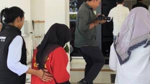Tersangka-Memy-saat-dibawa-menuju-Kejaksaan-Negeri-Mataram.jpg