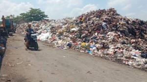 Tumpukan-sampah-yang-menggunung-di-sekitar-Gudang-Bulog-Mandalika.jpg