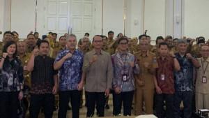 Wali-Kota-Mataram-Mohan-Roliskana-bersama-para-pejabat-dan-tim-penilaian-KPK.jpg