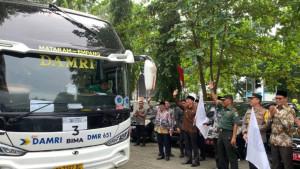Wali-Kota-Mataram-Mohan-Roliskana-saat-melepas-secara-resmi-4-unit-bus.jpg