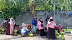 Warga-gruduk-PT-LME-protes-kelangkaan-gas.jpg