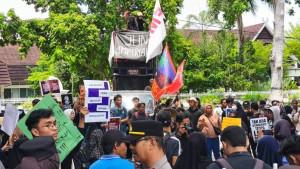 Warga-menggelar-unjuk-rasa-di-depan-Kantor-Gubernur-NTB.jpg