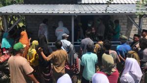 Warga-menyaksikan-evakuasi-warga-yang-diduga-gantung-diri.jpg
