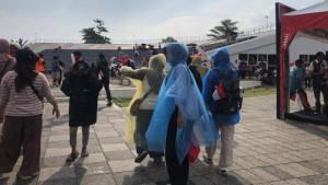 Warga-yang-menanti-Parade-MotoGP-di-Teras-Udayana.jpg