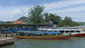 aktivitas-penyeberangan-di-pelabuhan-bangsal-lombok-utara.jpg