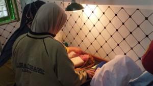 bayi_terbungkus_jilbab_lombok_timur_20450606jpg.jpg