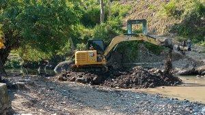 ekskavator-kota-bima-jalan-lewat-sungai.jpg