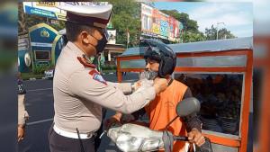 helm-gratis-pelanggar-operasi-patuh-kota-mataram.jpg