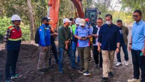 iqbal_tinjau_jalan_pohgading_020406jpg.jpg